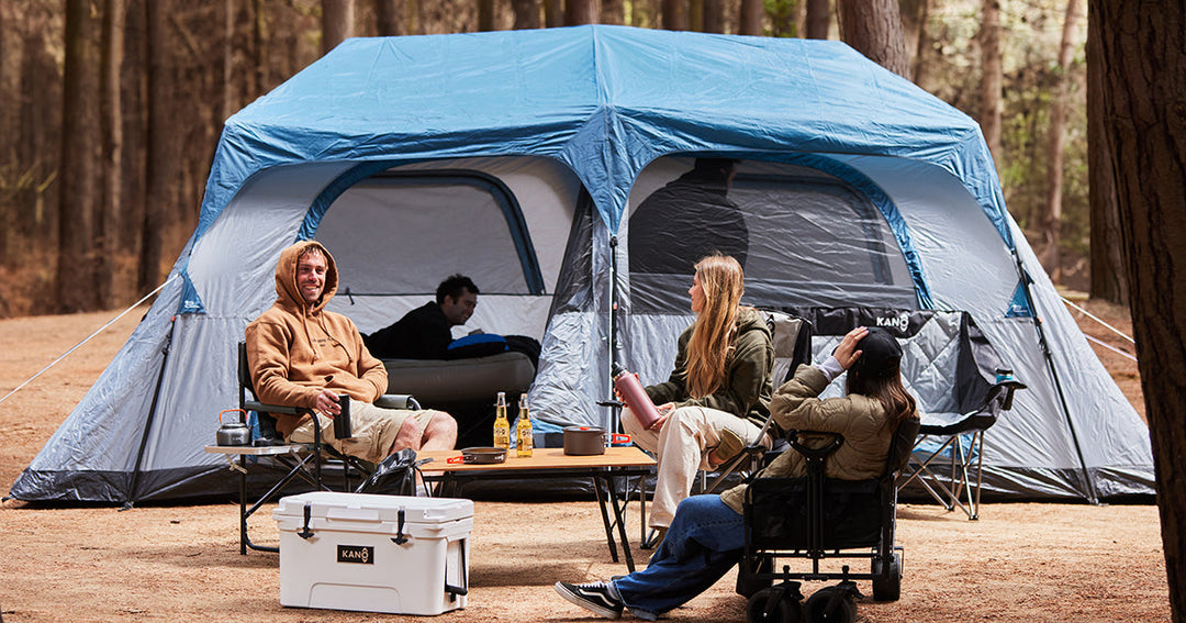 Grupo de amigos en un camping con carpa Lauca