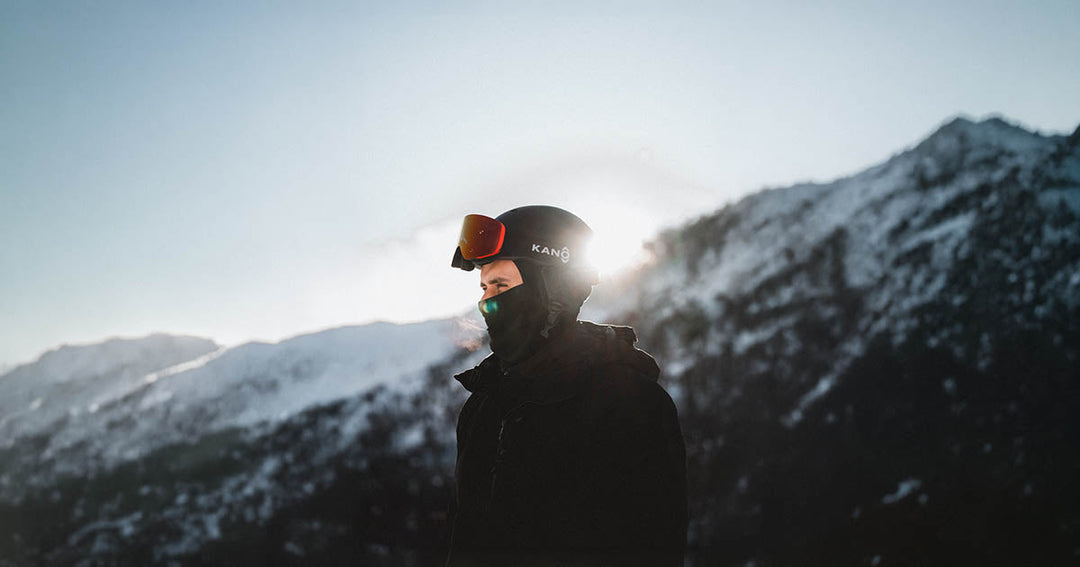Hombre en la montaña con equipamiento de nieve Kano Outdoors.