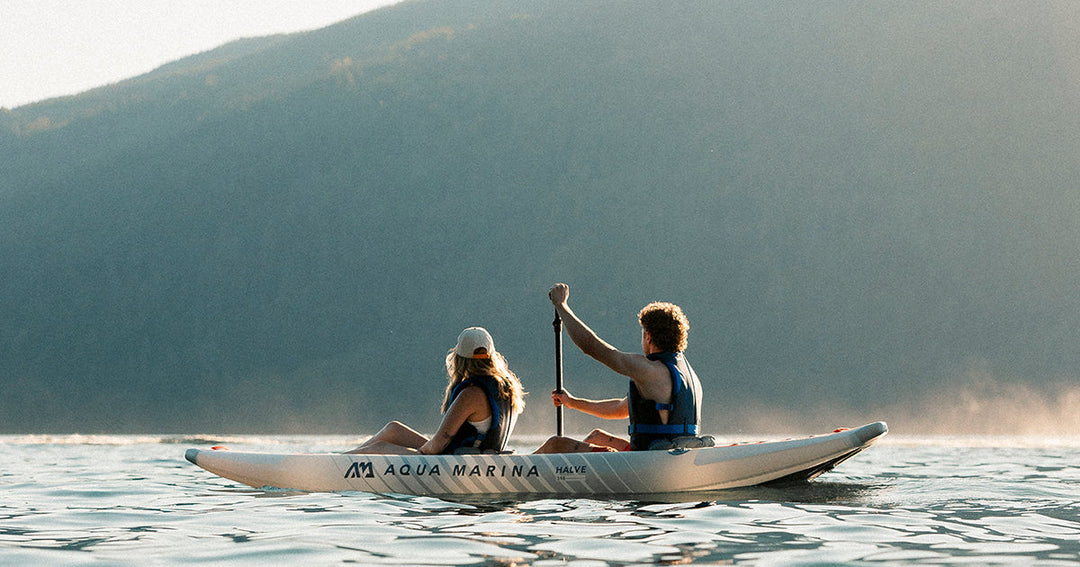 2 personas en kayak ultraliviano halve de aqua marina, navegando en lago.