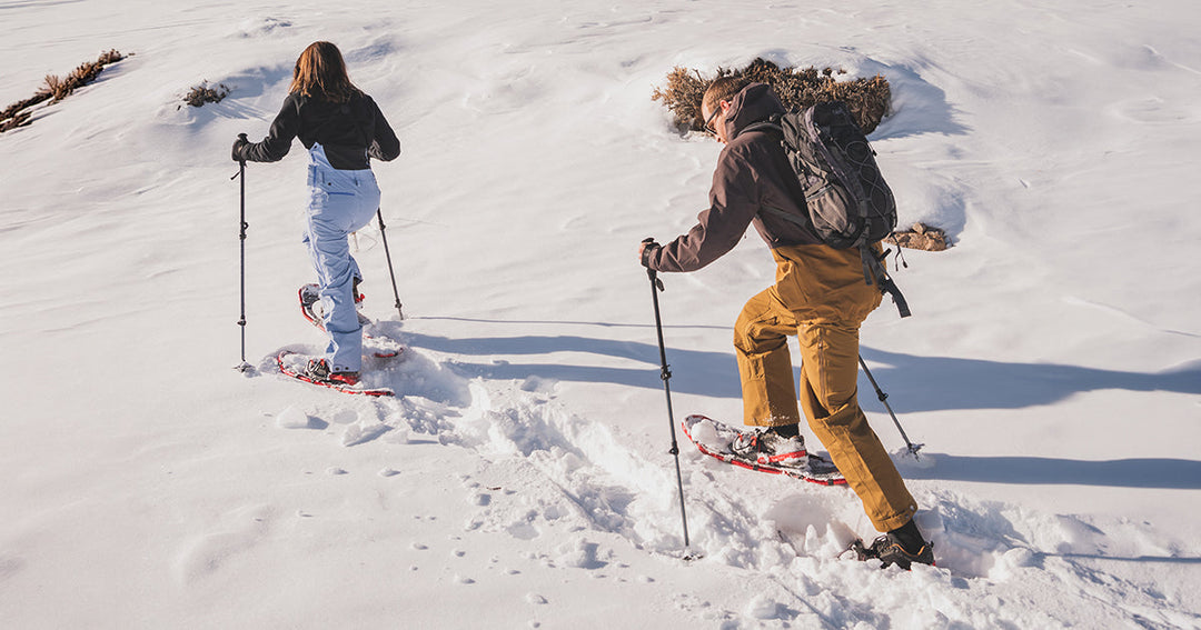 Personas caminando en la nieve con raquetas de nieve kano outdoors.