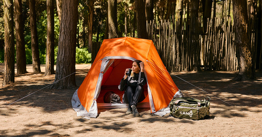 Mujer en carpa técnica para 2 personas neltume pro