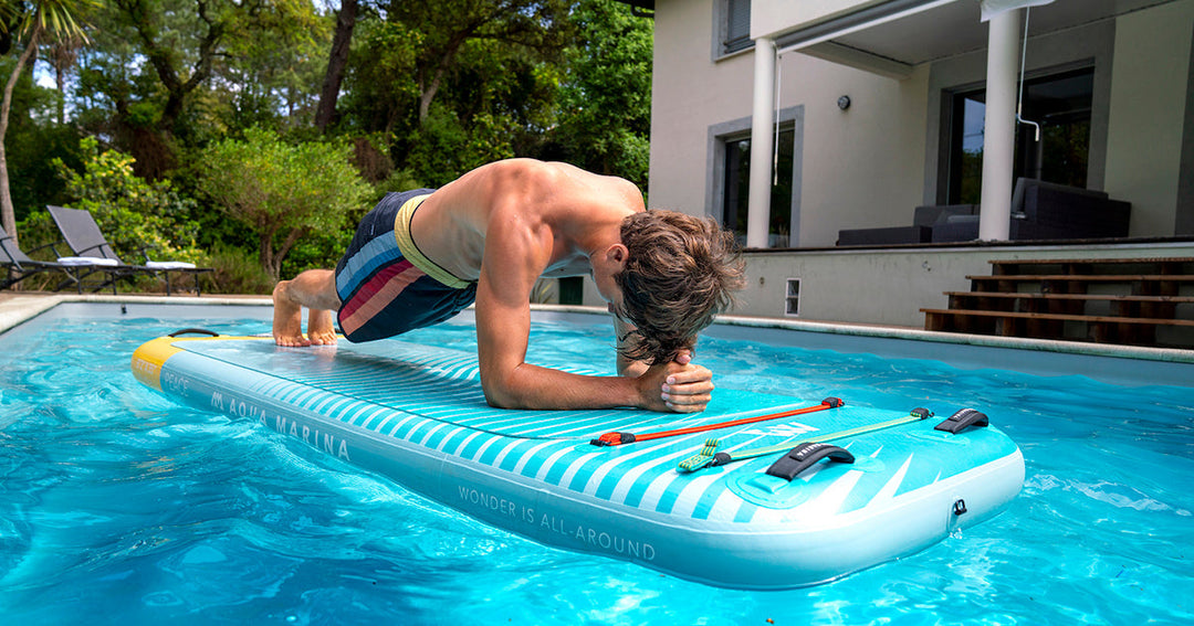 Hombre haciendo ejercicios de yoga en sup fitness peace.
